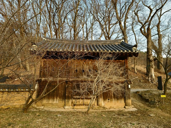 보덕사 경내에 있는 해우소(解憂所)